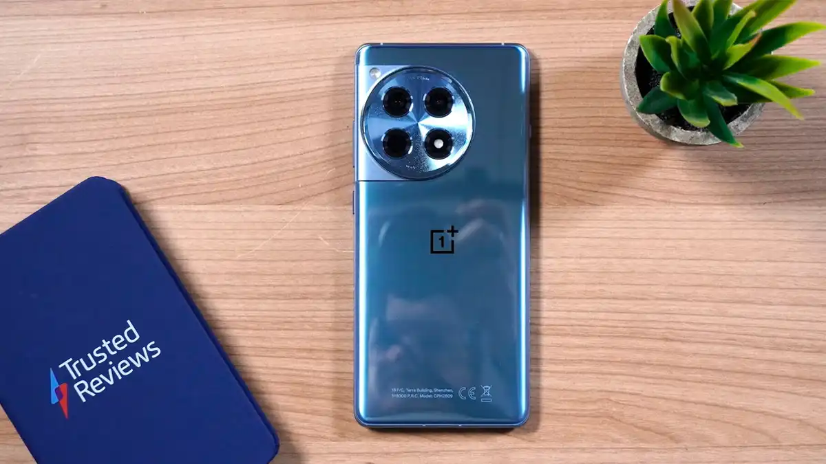 OnePlus 13R por detrás